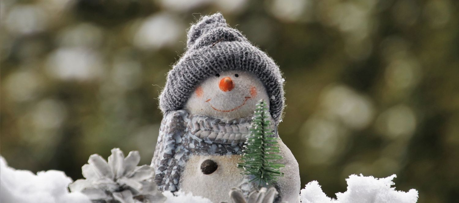 Figur eines Schneemannes in der Winterlandschaft